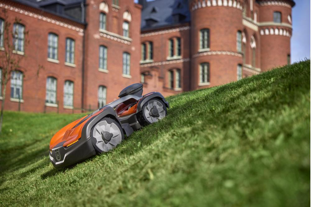 F&uuml;r steiles Terrain: Neuer Husqvarna M&auml;hroboter mit Allradantrieb wird kabellos